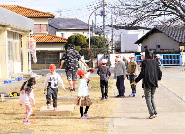 足利市立南小学校 : 1/19 縄跳びの練習に夢中（ジャンピングボード設置）